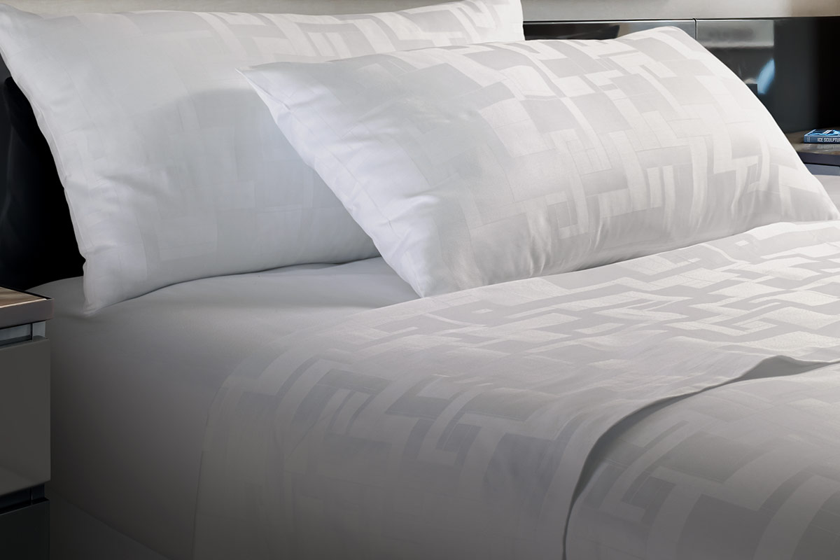 https://www.curatedbyjw.com/images/products/v2/xlrg/curatedbyjw-angles-sheet-set-jw-106-01-wh_xlrg.jpg